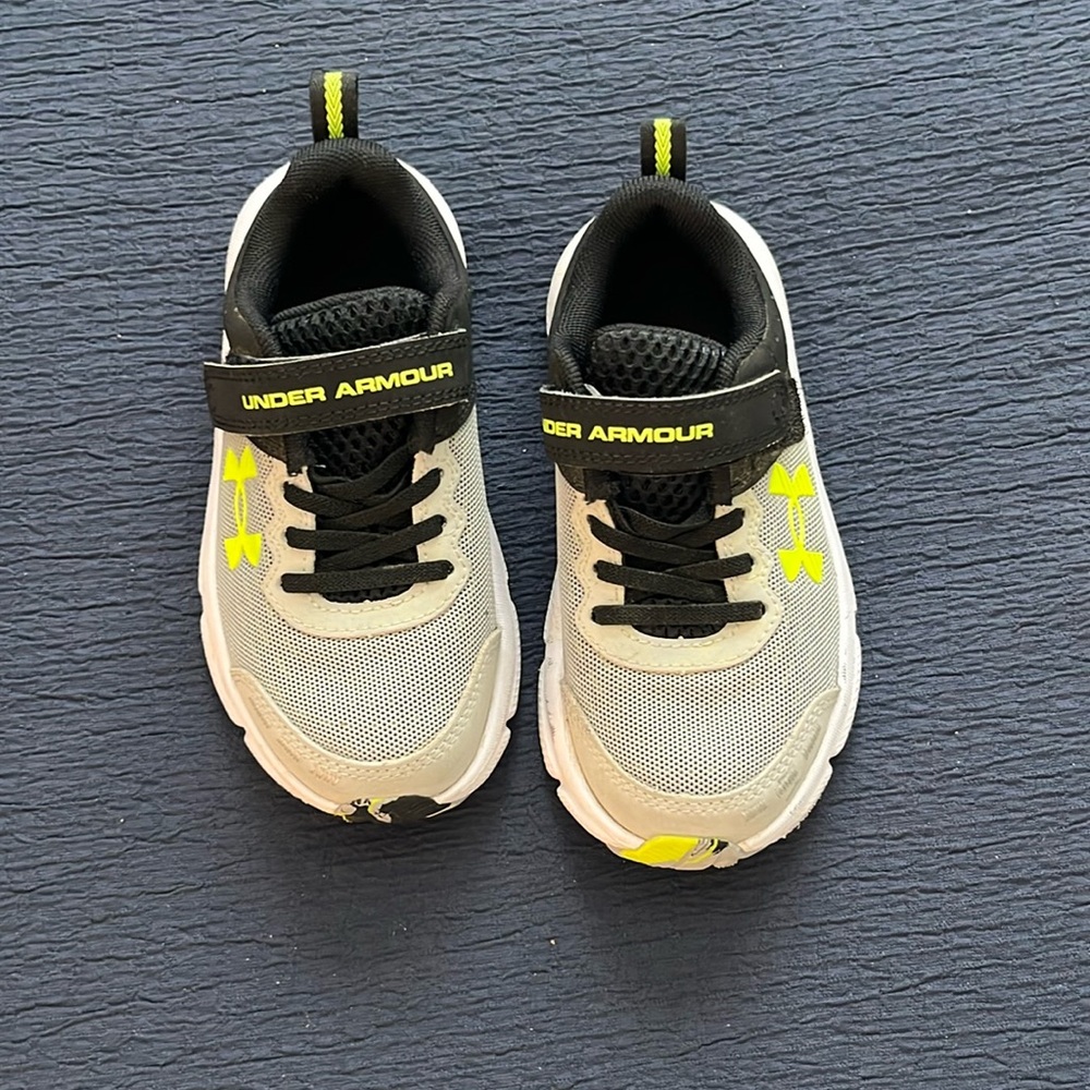 Under Armor Boys Shoes, size 11K. Great used condition!